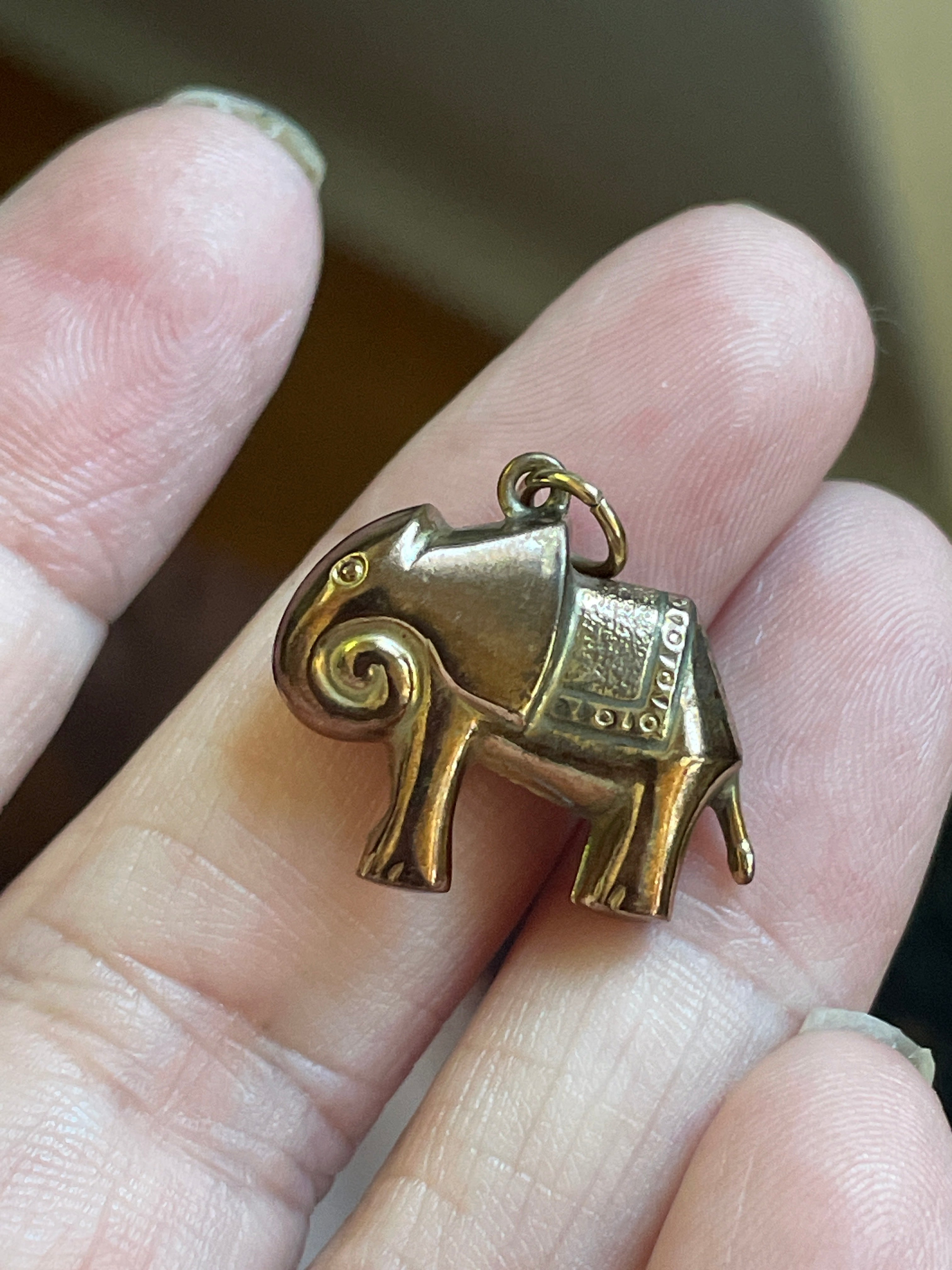 ✨Vintage Gold-Tone 2 Elephants on Black Horn Pendant Necklace✨Preloved Pendant Necklace Elephant in Heart Real 10K Yellow White  main image 3