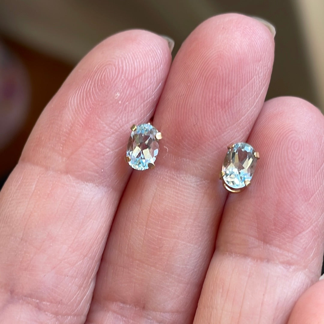 Vintage solid 10k yellow store gold genuine aquamarine stud earrings