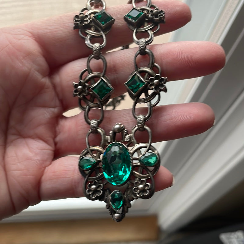 Green Glass Necklace - Silver Metal - Antique