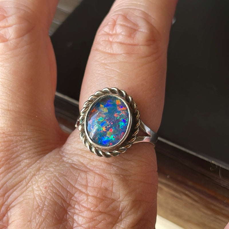 Opal Ring - Rope Bezel with Knot - 9k Gold - Vintage