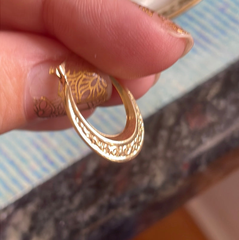Swirling Oval Hoop Earrings - 14k Gold - Vintage