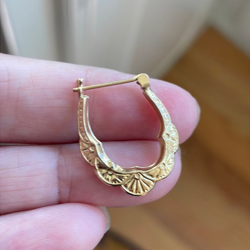 Scallop Gold Hoop Earrings - 14k Gold - Vintage - As Is