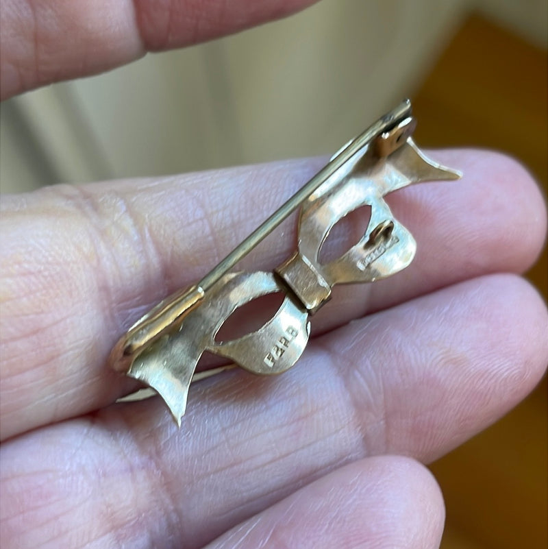 Engraved Bow or Mask Brooch - 9k Gold - Vintage