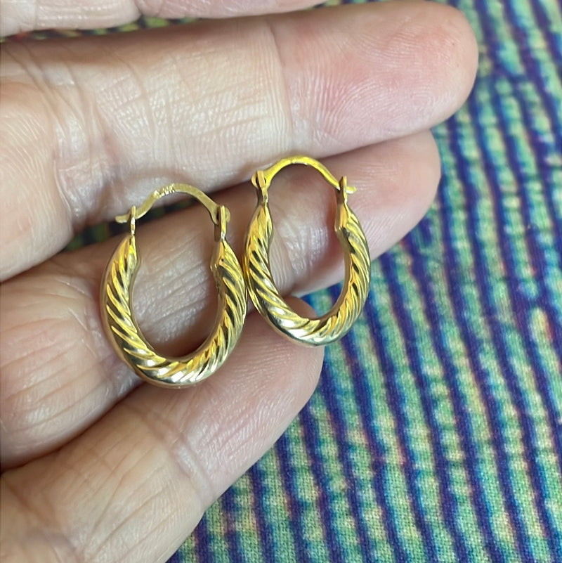 Ridged Oval Hoop Earrings - 14k Gold - Vintage