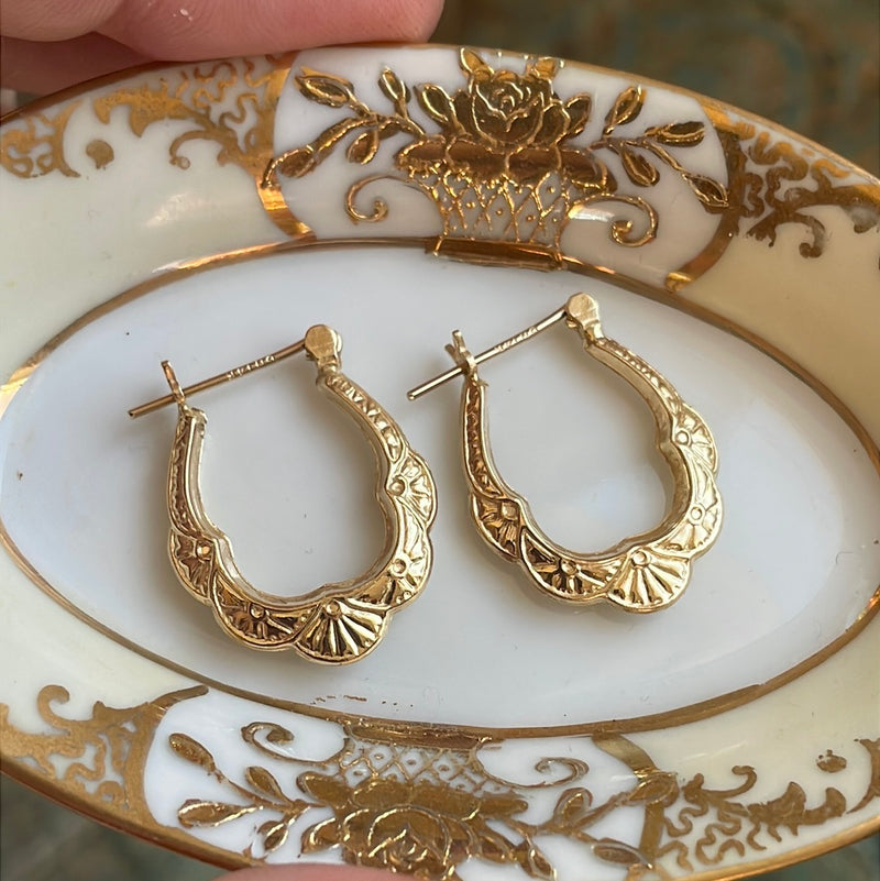 Scallop Gold Hoop Earrings - 14k Gold - Vintage