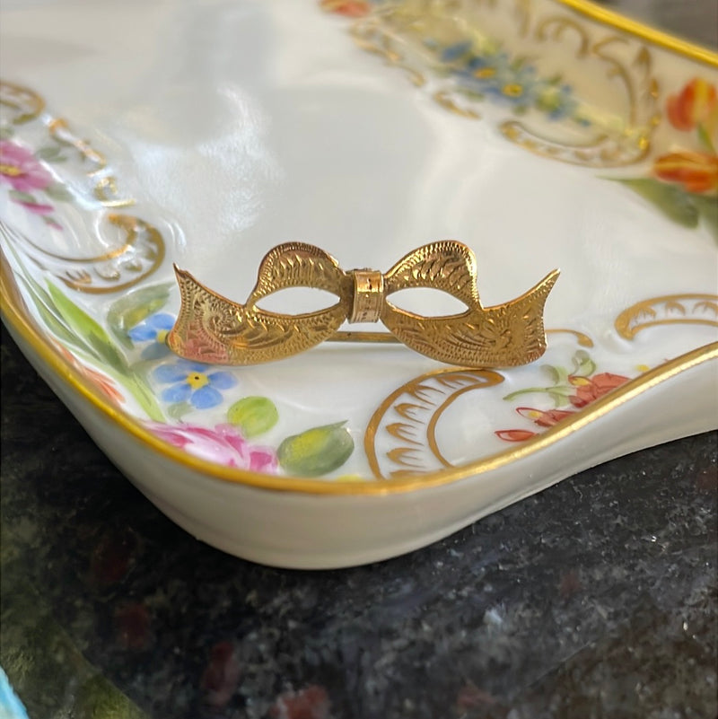 Engraved Bow or Mask Brooch - 9k Gold - Vintage