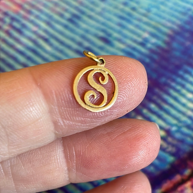 S Initial Charm - 9k Gold - Vintage