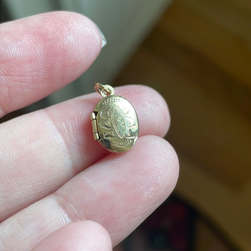 Dainty Oval Locket - Gold Filled - Vintage