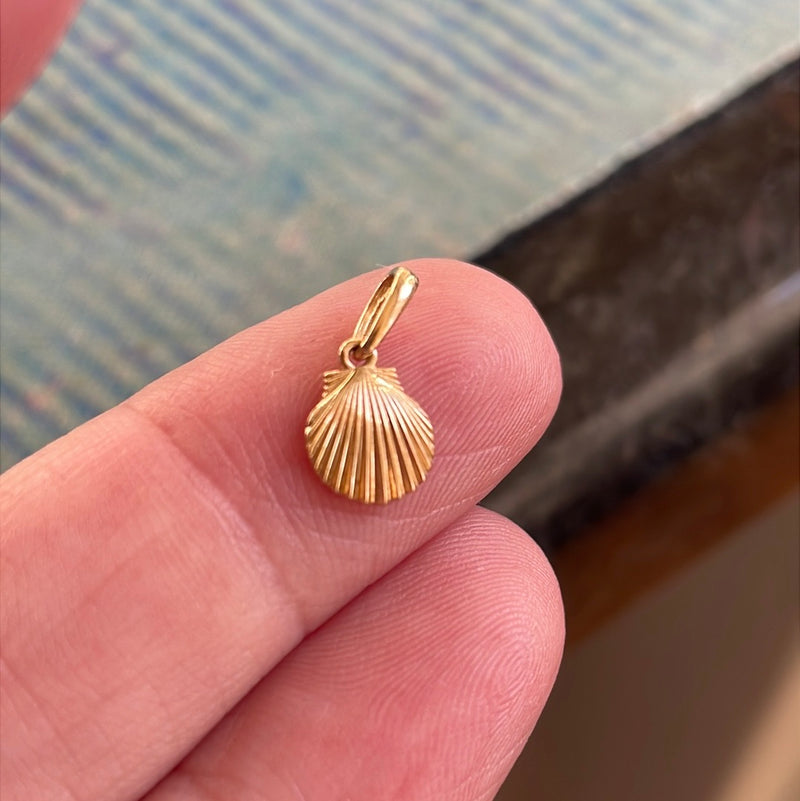 Shell Pendant - 14k Gold - Vintage