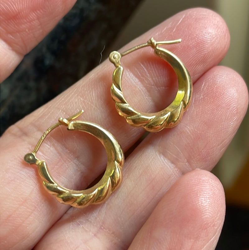Ruffled Hoop Earrings - 14k Gold - Vintage