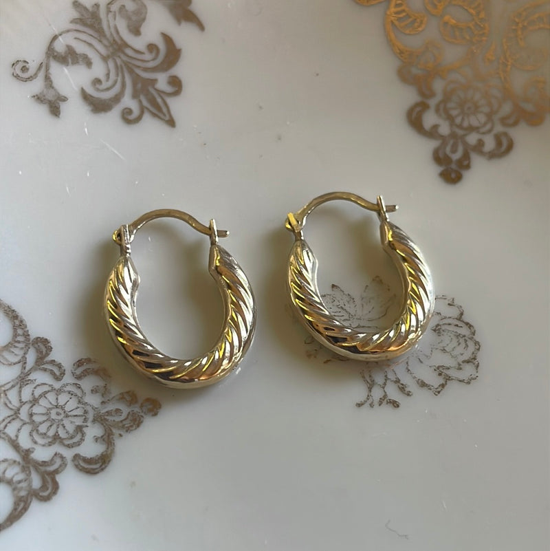 Ridged Oval Hoop Earrings - 14k Gold - Vintage