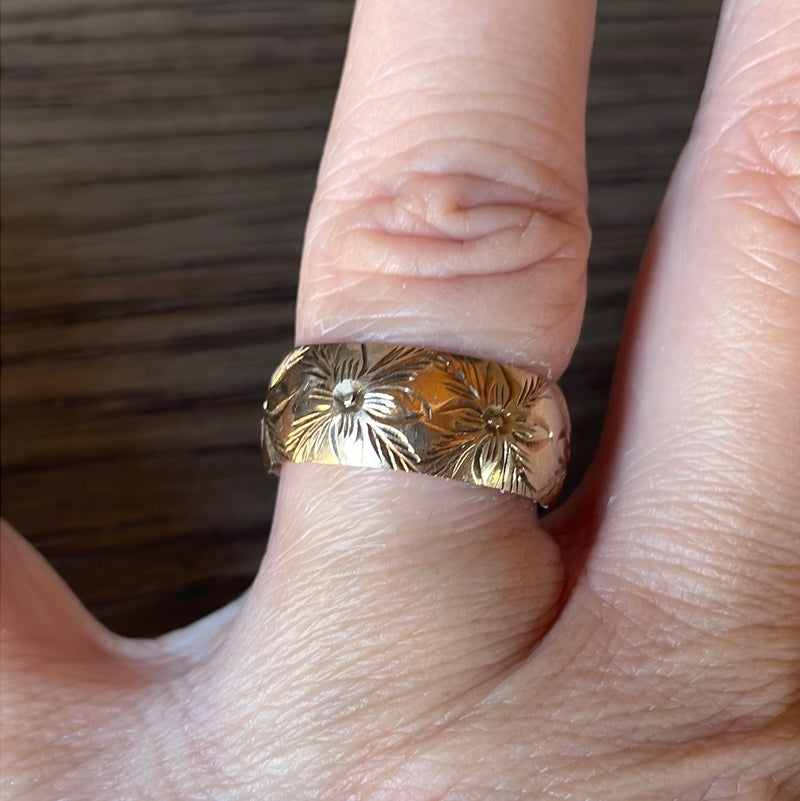 Engraved Flower Band - 9k Gold - Vintage