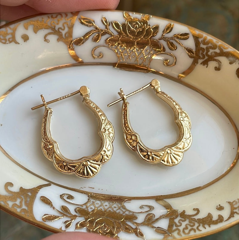 Scallop Gold Hoop Earrings - 14k Gold - Vintage