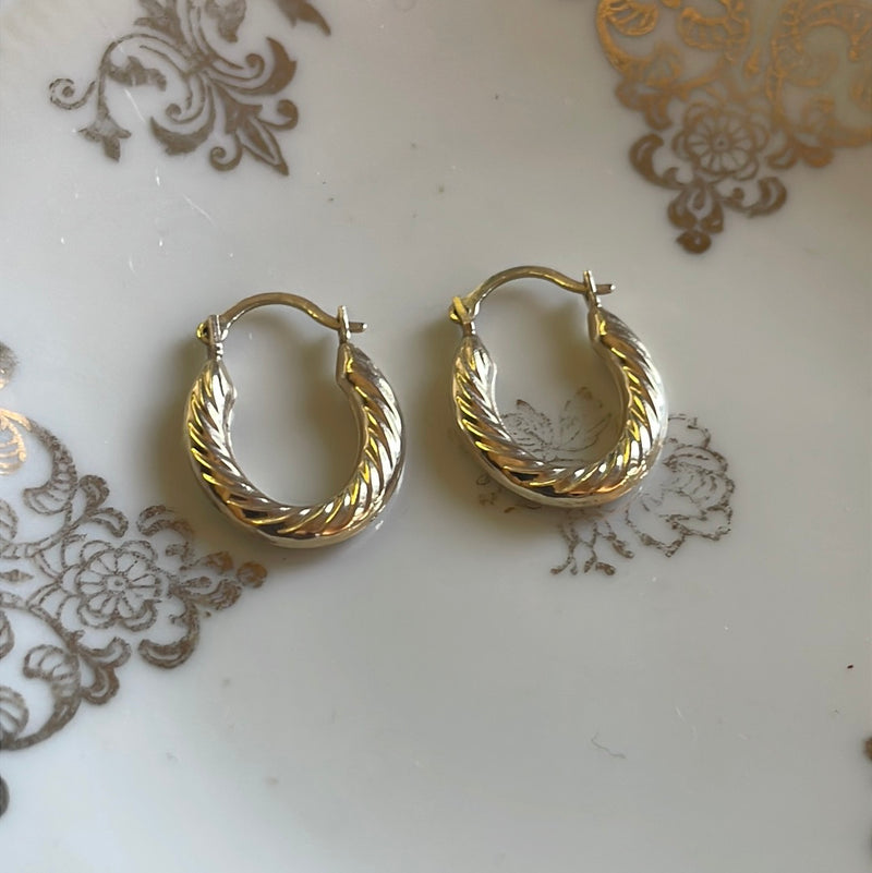 Ridged Oval Hoop Earrings - 14k Gold - Vintage