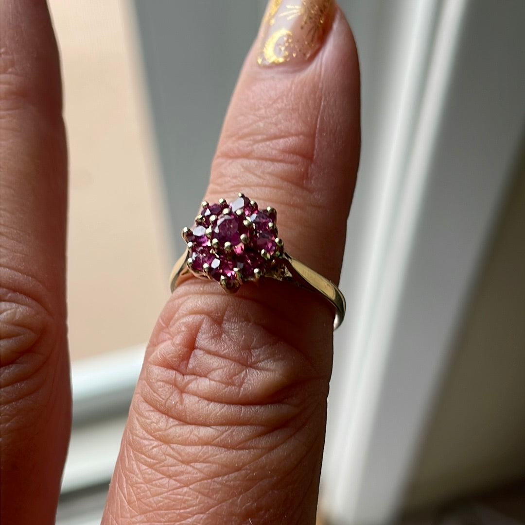 Ruby Flower Ring - 9k Gold - Vintage – Vintage Paris Jewelry