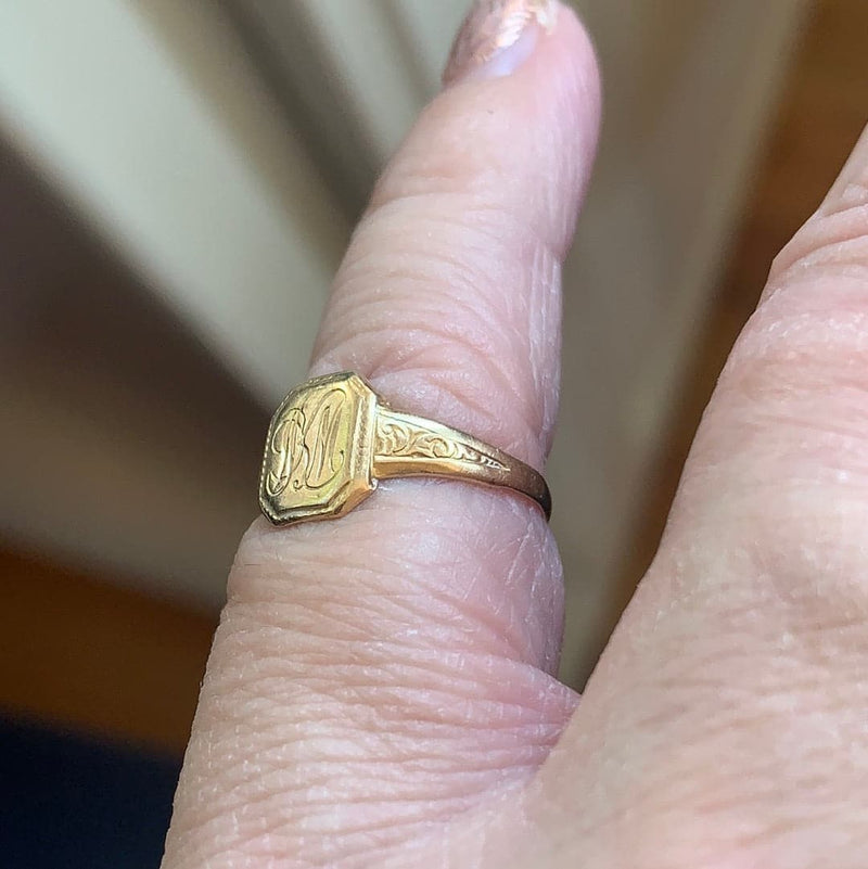 Scroll Monogram Ring in 10K Gold (3 Initials)