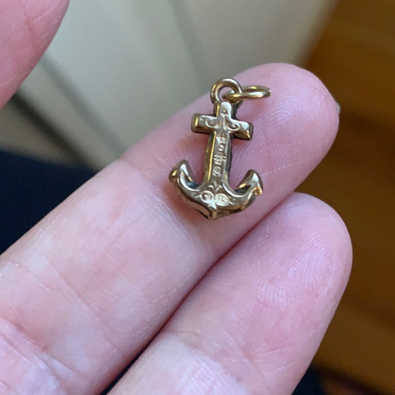 engraved-anchor-pendant
