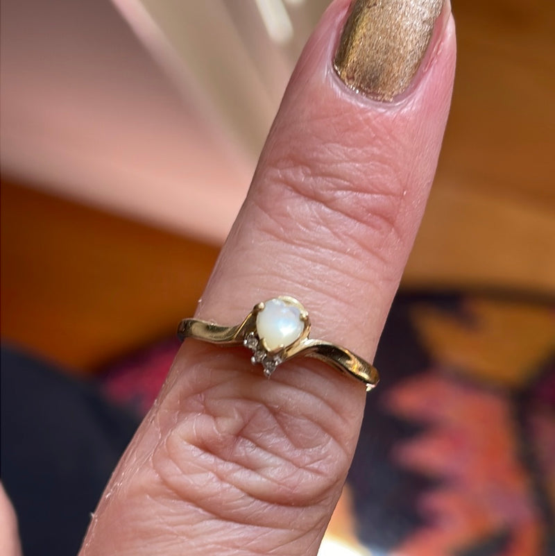 Mother of Pearl Heart Ring - Diamond - 10k Gold - Vintage
