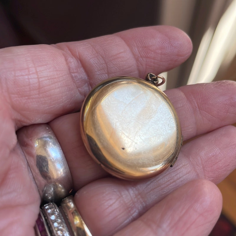 Engraved Flower Locket - Gold Filled - Vintage locket - gold locket - gold filled locket
