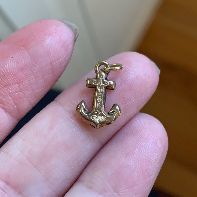engraved-anchor-pendant